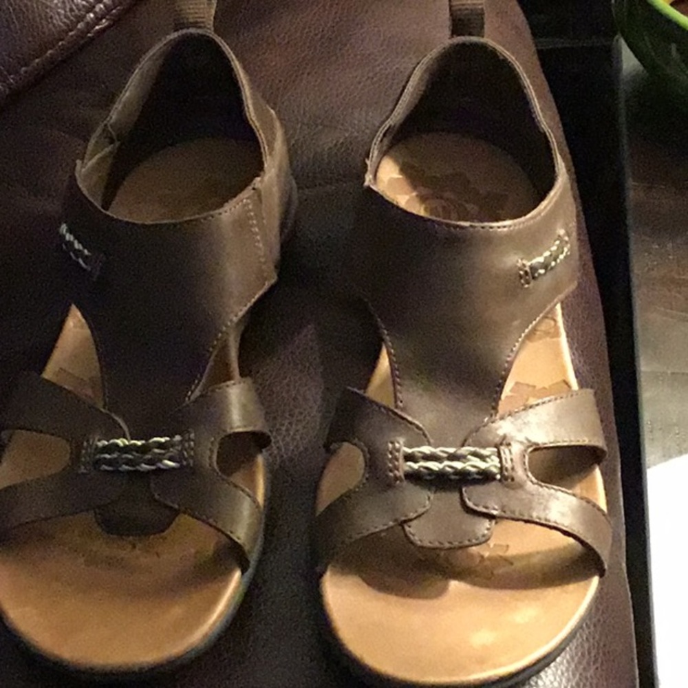 Merrill walking sandals NEW 7